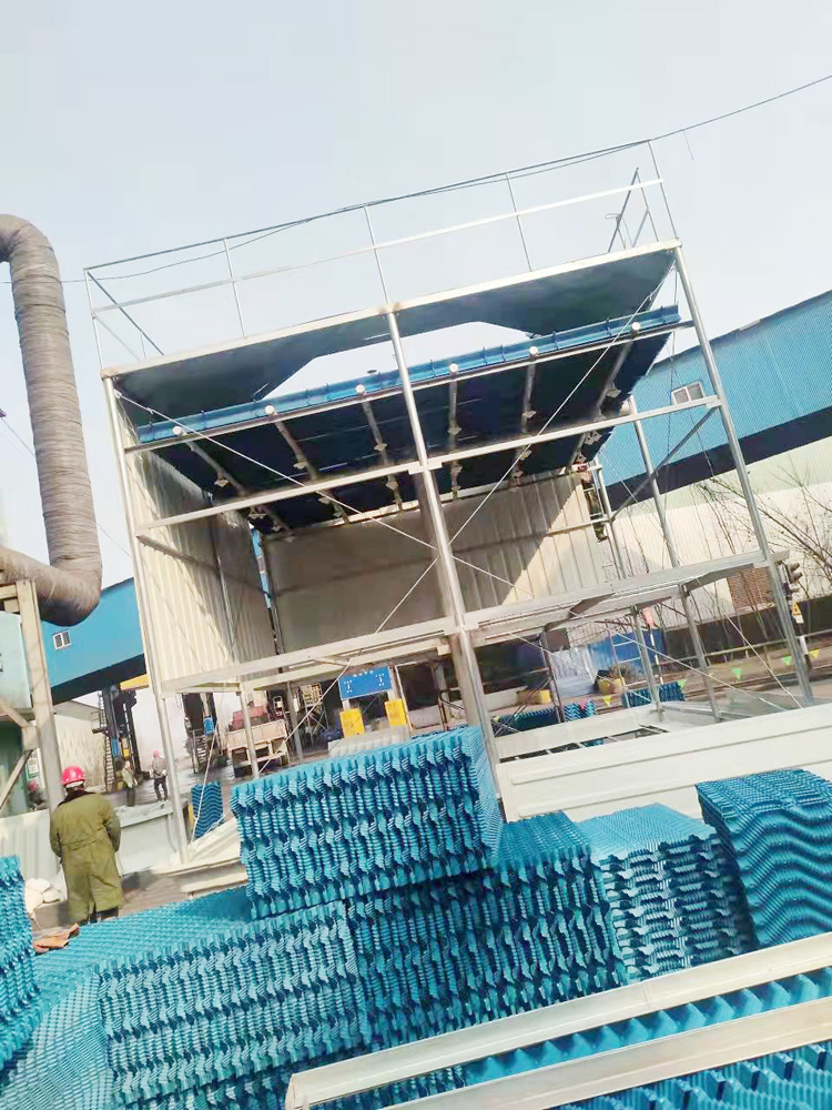 安陽500T工業(yè)型玻璃鋼冷卻塔安裝中