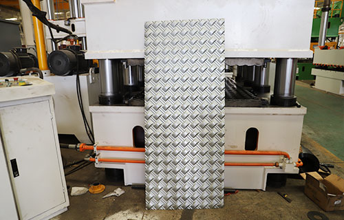 鋼木門壓花機哪家好？價格怎么樣？